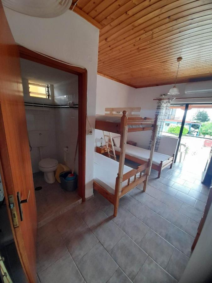 Loútsa Christina Sunny Rooms מראה חיצוני תמונה