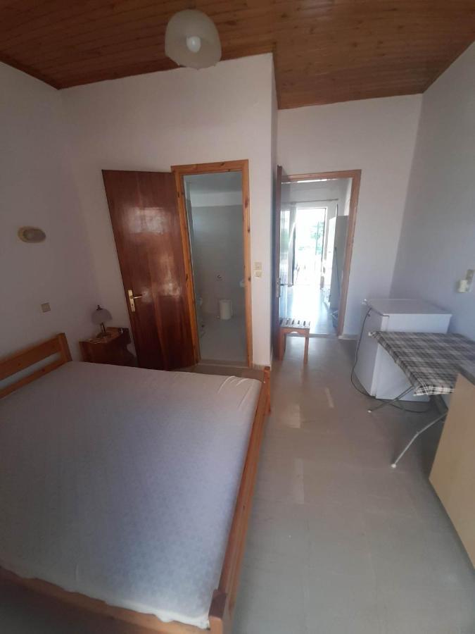 Loútsa Christina Sunny Rooms מראה חיצוני תמונה