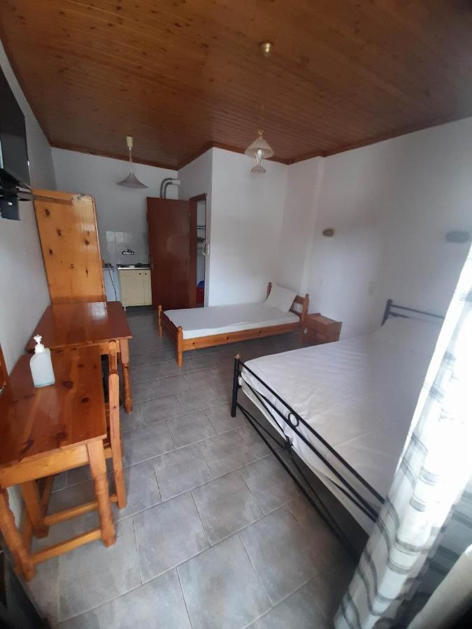 Loútsa Christina Sunny Rooms מראה חיצוני תמונה